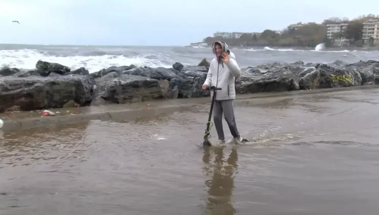 Kadıköy Kalamış Sahili’nde Şiddetli Lodos Dev Dalgalar Oluşturdu