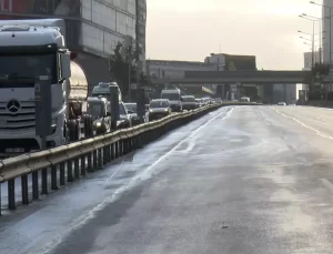 Kadıköy’de Et Yüklü Kamyonet Kaza Yaptı