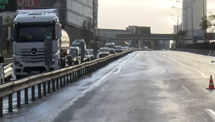 Kadıköy’de Et Yüklü Kamyonet Kaza Yaptı