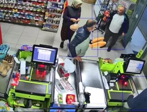 Kadın Çiftçi Markette Temizlik İçin Ayakkabı Çıkardı