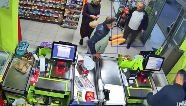 Kadın Çiftçi Markette Temizlik İçin Ayakkabı Çıkardı