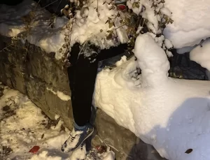 Kadın cinayeti ihbarına giden polis, kar altında kalmış cansız mankenle karşılaştı