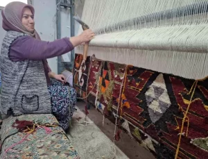 Kadınlar Geleneksel Kilim Dokumayı Yaşatıyor
