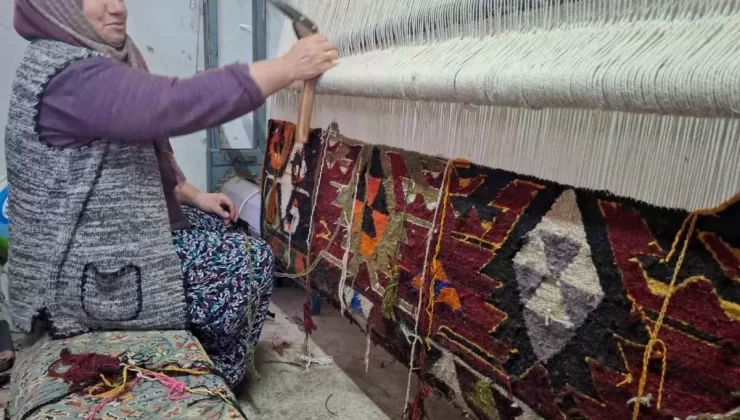 Kadınlar Geleneksel Kilim Dokumayı Yaşatıyor