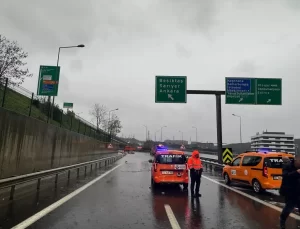 Kağıthane’de Su Birikintisinde Mahsur Kalan Araç Kurtarıldı