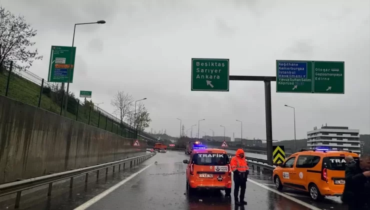 Kağıthane’de Su Birikintisinde Mahsur Kalan Araç Kurtarıldı