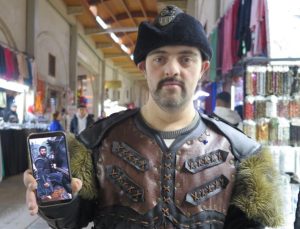 Kahramanmaraş’ta 500 yıllık çarşıyı alp kıyafetleriyle koruyor