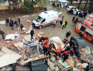 Kahramanmaraş’ta Fırtına, Okulun Çatı Duvarını Devrildi