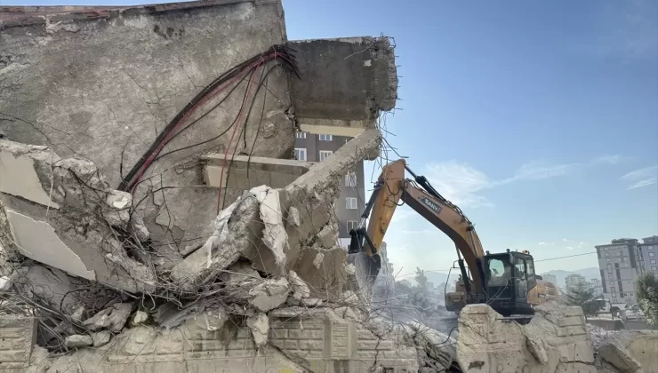 Kahramanmaraş’ta Yıkım Çalışmaları Devam Ediyor