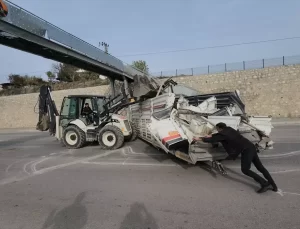 Kamyon Damperi Üst Geçide Çarptı