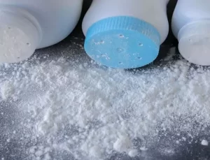 Kanserojen olan bebek pudraları marketlerden toplatılıyor