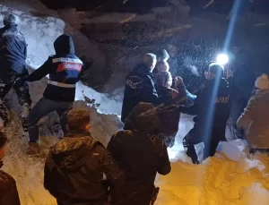 Kar nedeniyle çatısı çöken evde çift kurtarıldı