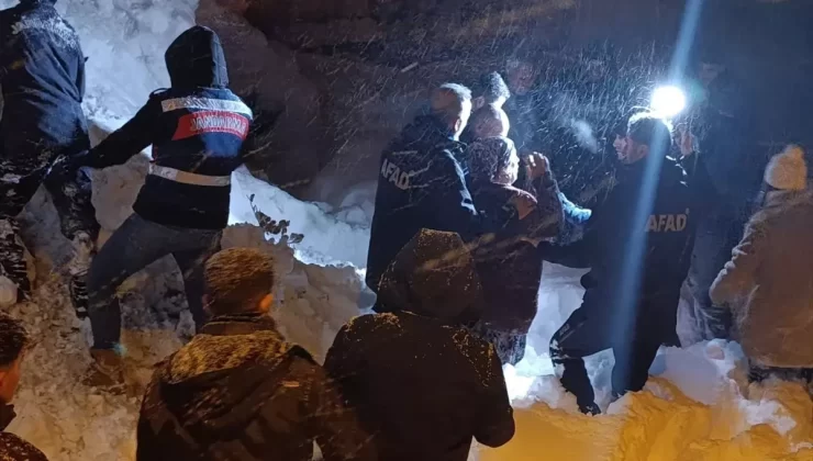 Kar nedeniyle çatısı çöken evde çift kurtarıldı