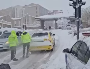 Kar Yağışı Trafiği Aksattı, Yardım Ekipleri Devreye Girdi