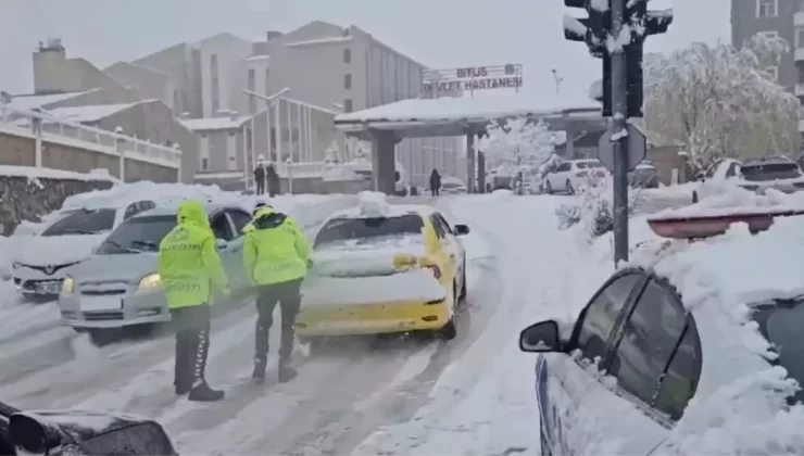 Kar Yağışı Trafiği Aksattı, Yardım Ekipleri Devreye Girdi
