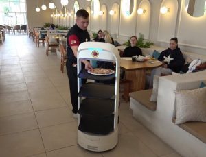 Karabük’te robot garson, görenleri şaşırtıyor