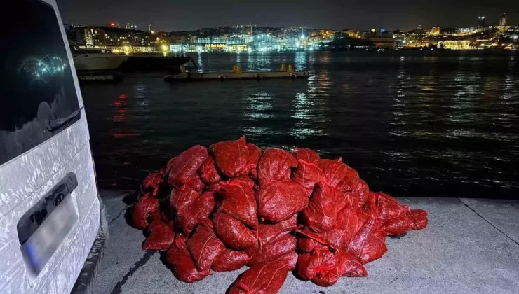 Karaköy’de Kaçak Midye Operasyonu