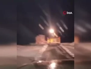 Karda Mahsur Kalan Servis ve Kamyon Kurtarıldı