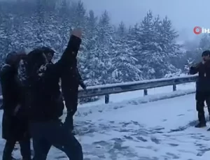 Kardan Kapanan Yolda Halay Çektikleri Görüntüler Gündem Oldu