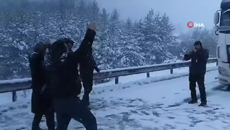 Kardan Kapanan Yolda Halay Çektikleri Görüntüler Gündem Oldu