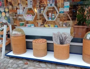 Karga, aktar dükkanından ceviz çaldı