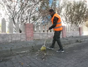 Kars’ta belediyenin temizlik görevlisinin Türk bayrağı hassasiyeti takdir topladı