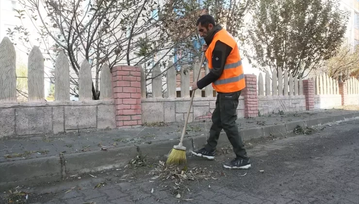 Kars’ta belediyenin temizlik görevlisinin Türk bayrağı hassasiyeti takdir topladı