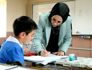 Kars’ta Fatmanur öğretmen Türkiye-Ermenistan sınırındaki köyde eğitim veriyor