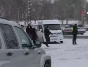 Kars’ta Öğretmenler Buz Yolda Mahsur Kaldı