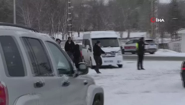 Kars’ta Öğretmenler Buz Yolda Mahsur Kaldı