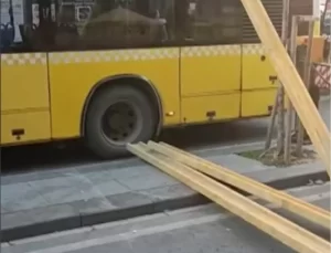 Kartal’da İETT Otobüsünün Üzerine İnşaat Kalasları Düştü