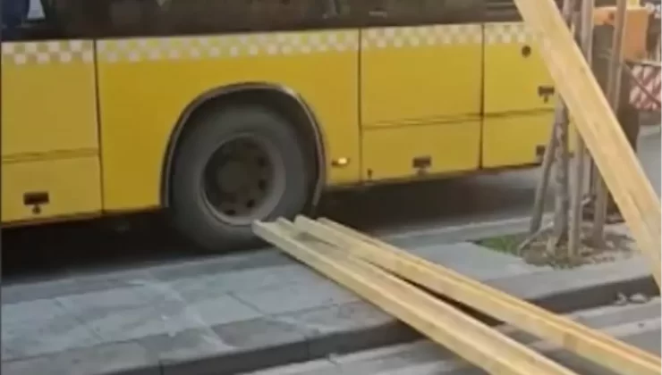 Kartal’da İETT Otobüsünün Üzerine İnşaat Kalasları Düştü