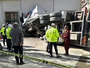 Kartal’da kamyon evin üzerine devrildi