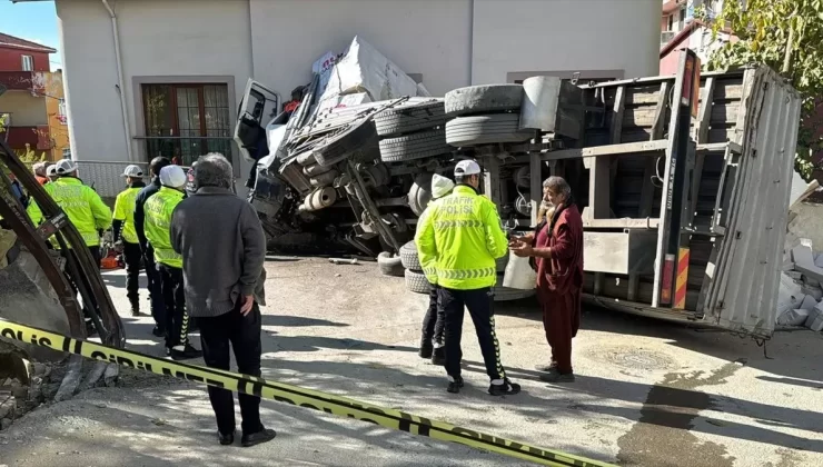 Kartal’da kamyon evin üzerine devrildi