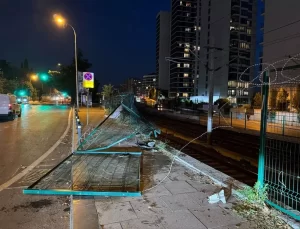 Kartal’da Otomobil Duvarda Asılı Kaldı