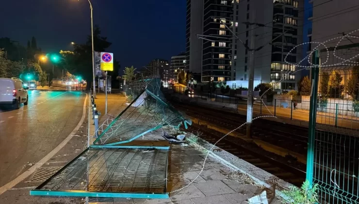 Kartal’da Otomobil Duvarda Asılı Kaldı