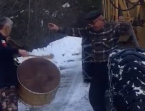 Kastamonu’da kar küreme aracını davul, zurnayla karşıladılar