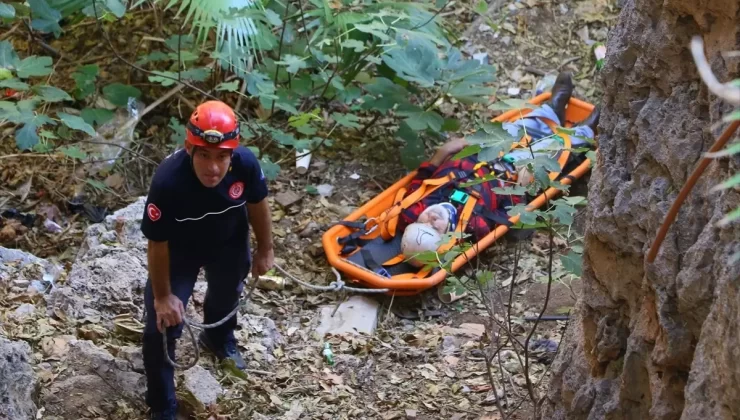 Kayalıklarda Mahsur Kalan Adam Kurtarıldı