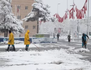 Kayseri Beyaza Büründü: Kar Yağışı Ulaşımı Aksattı
