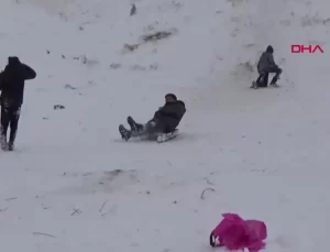 Kayseri’de Kar Yağışı keyfi: Çocuklar Eğlencenin Tadını Çıkarıyor