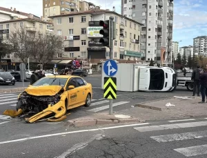 Kayseri’de Taksi-Kamyonet Çarpıştı