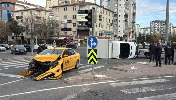 Kayseri’de Taksi-Kamyonet Çarpıştı
