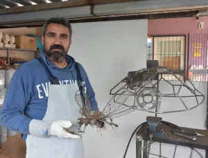 Kemalpaşa’da Atık Malzemelerle Sanat: Hayvan Heykelleri Yaratılıyor