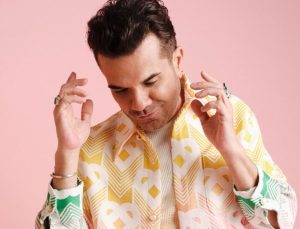 Kenan Doğulu, Tanju Okan’ın “Hasret” adlı şarkısını seslendirdi