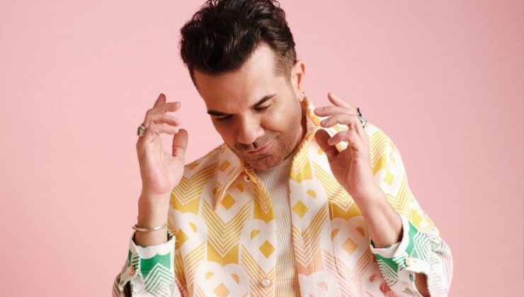 Kenan Doğulu, Tanju Okan’ın “Hasret” adlı şarkısını seslendirdi