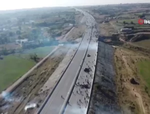 Khan Destekçileriyle Polis Arasında Çatışma