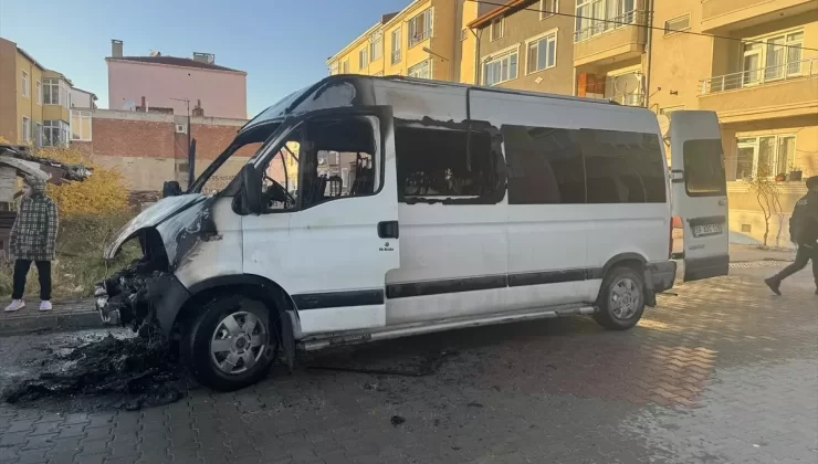 Kırklareli’nde Park Halindeki Minibüs Yandı