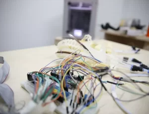 Kısmi Felçli Hastalar İçin Taşınabilir El Dış İskeleti