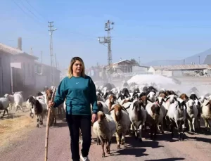 Köyde Hayvancılık Yapan Genç Anne