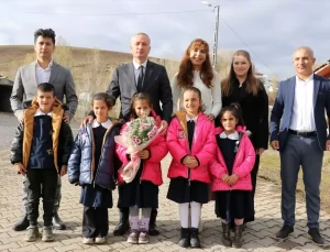 Köyün tek öğretmeni çocukları geleceğe hazırlıyor